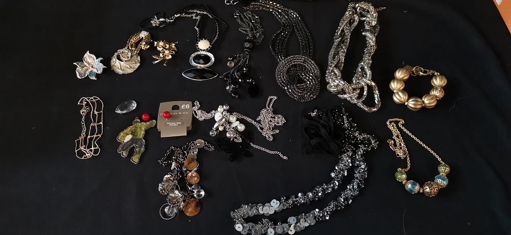 Lot 324: A Collection of Fashion Costume Jewellery