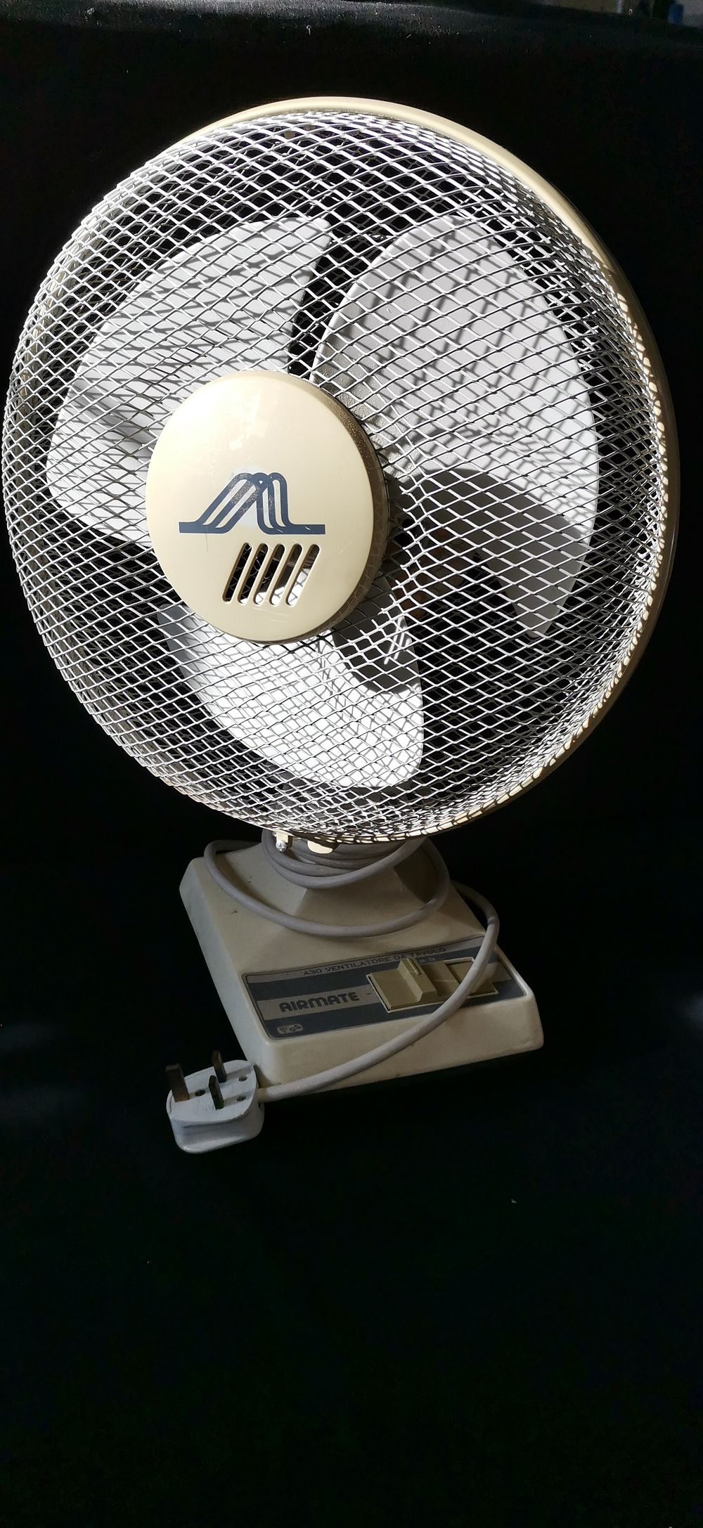 Lot 162: Airmate A30 electric desk fan