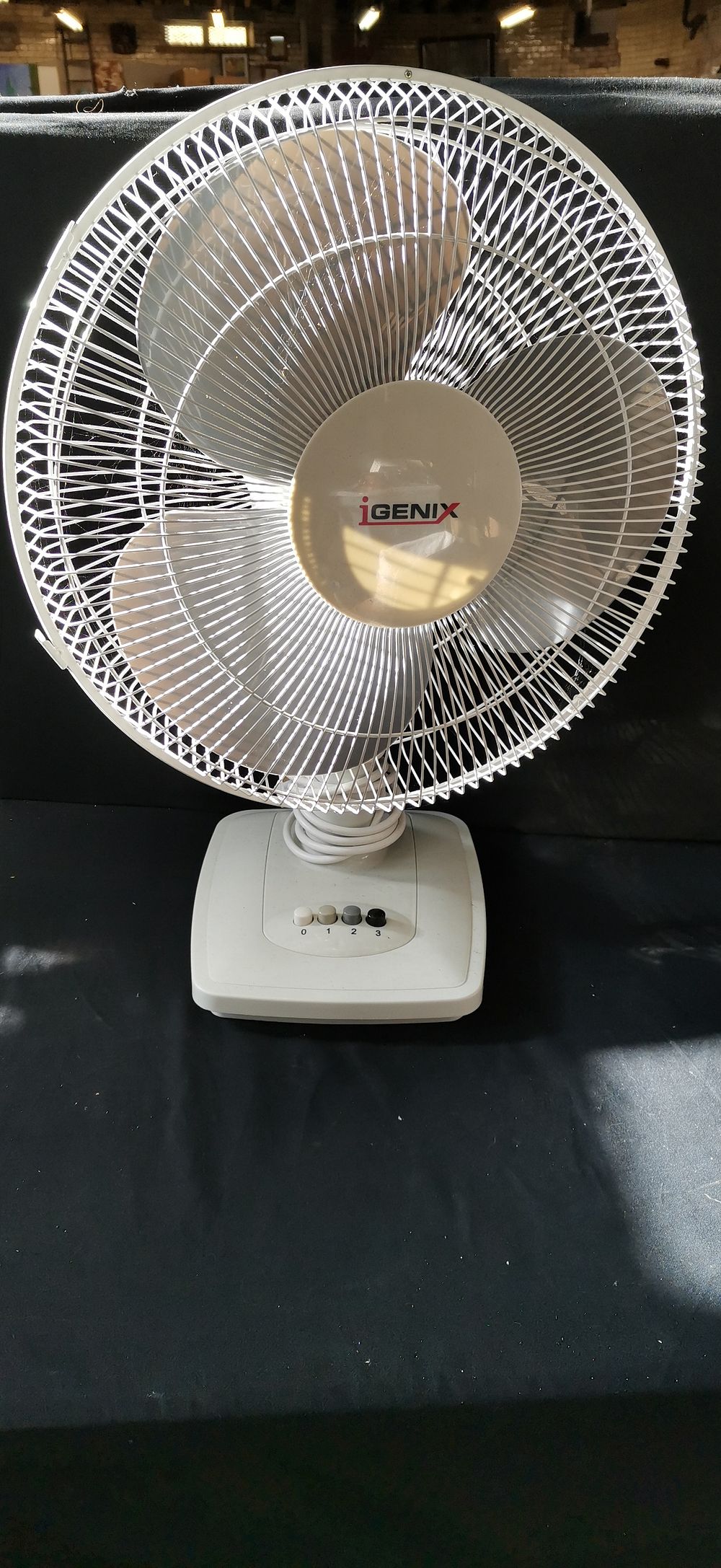 Lot 167: iGENIX White Oscillating Desk Fan