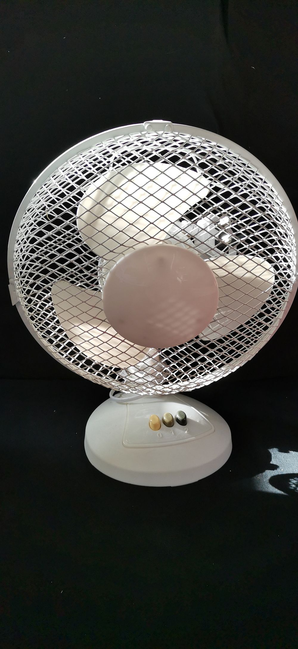 Lot 175: White Electric Oscillating Portable Desk Cooling Fan