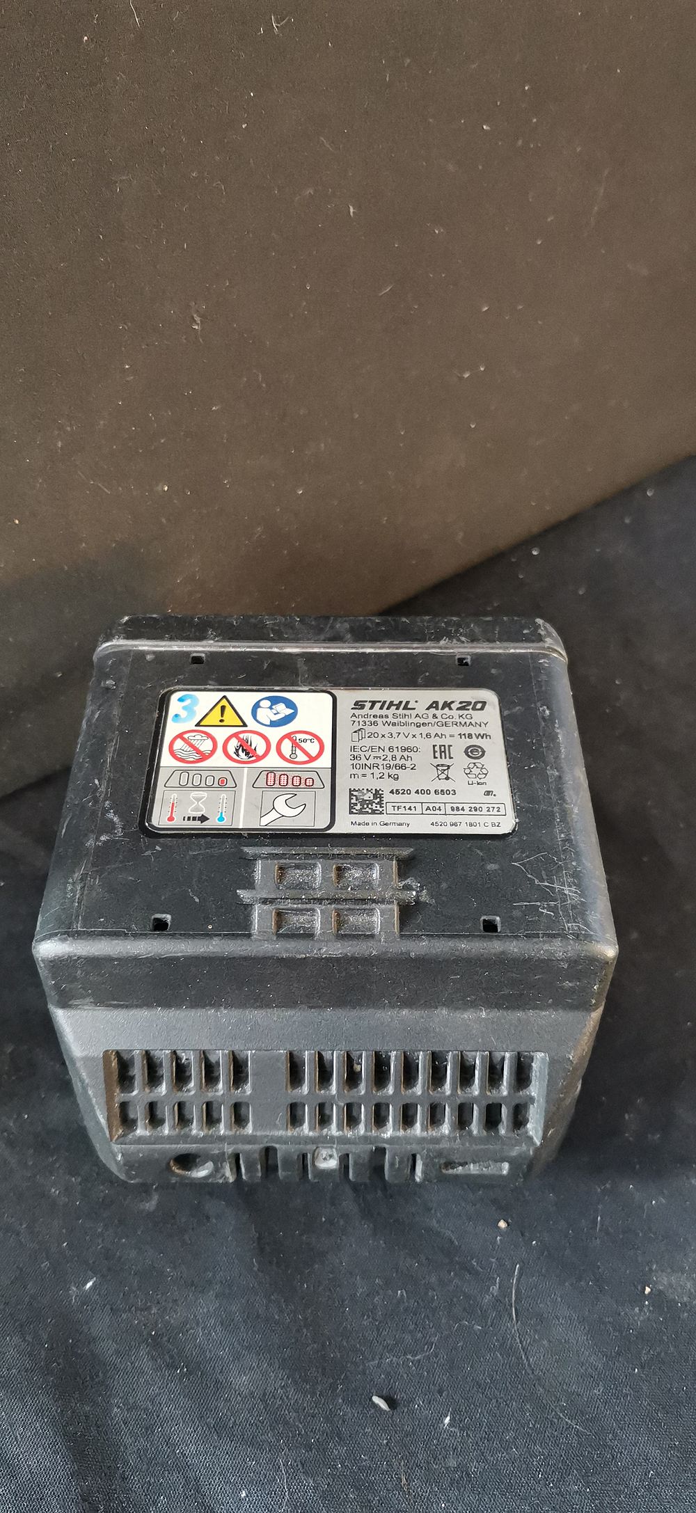 Lot 177: Stihl AK 20 Lithium-Ion 36V Rechargeable Battery
