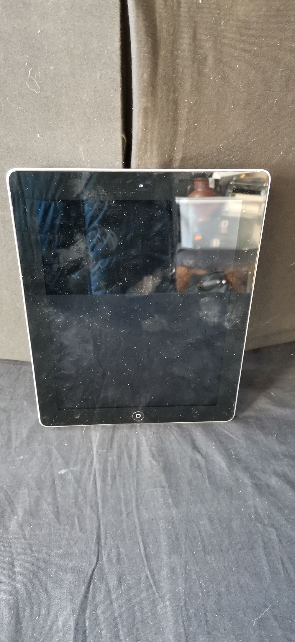 Lot 190: Apple iPad 2nd Generation 64GB Model A1395. Spares or Repair