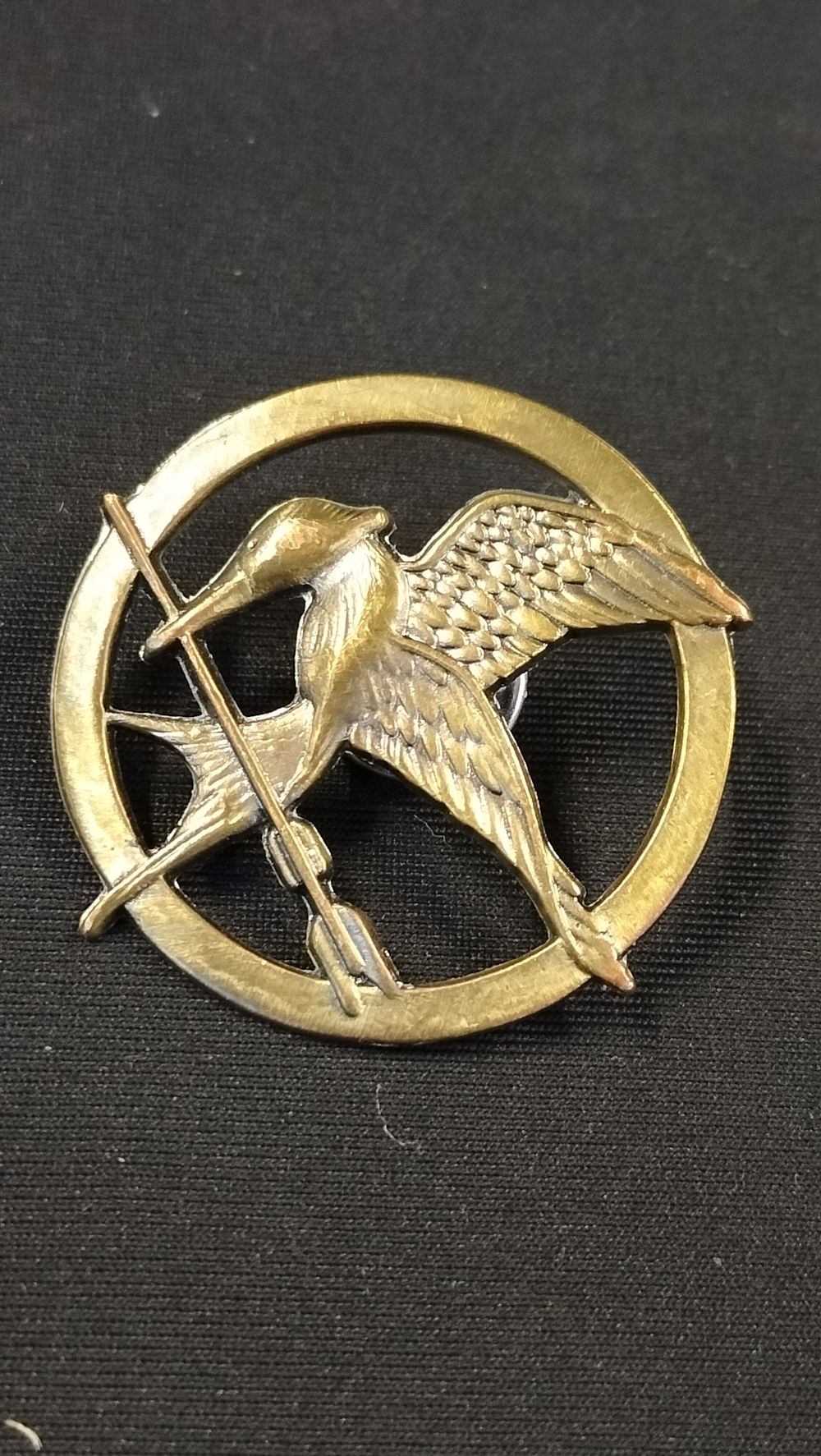 Lot 322: The Hunger Games Mockingjay Gold Tone Lapel Pin