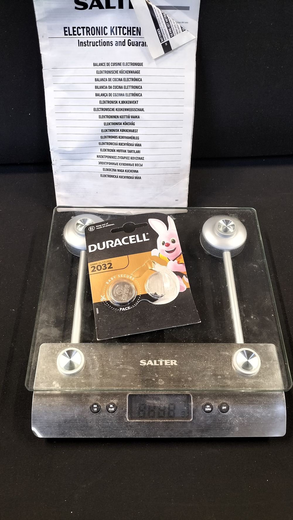 Lot 332: Salter 3003 Aquatronic Glass Electronic Kitchen Scale.