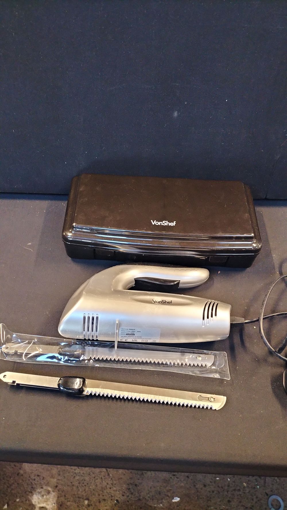 Lot 346: VonShef 150W Electric Carving Knife Set with Storage Case, Tested for Power.