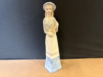 Spanish Style Porcelain Figurine of a Lady with Instrument. A porcelain figurine depicting a 