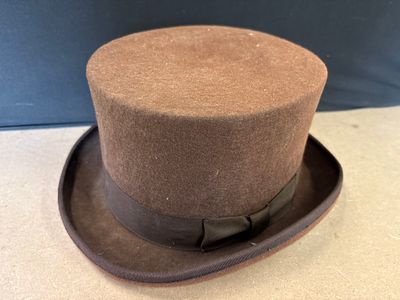 Brown Felt Victorian Style Top Hat. A brown felt top hat featuring a dark brown ribbon band and 