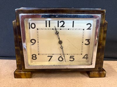 Vintage Art Deco Style Plastic Desk Clock. A vintage Art Deco style desk clock featuring a brown 