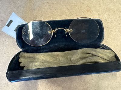 Antique Rimless Pince-Nez Spectacles with Gold Plated Bridge. A pair of antique rimless 
