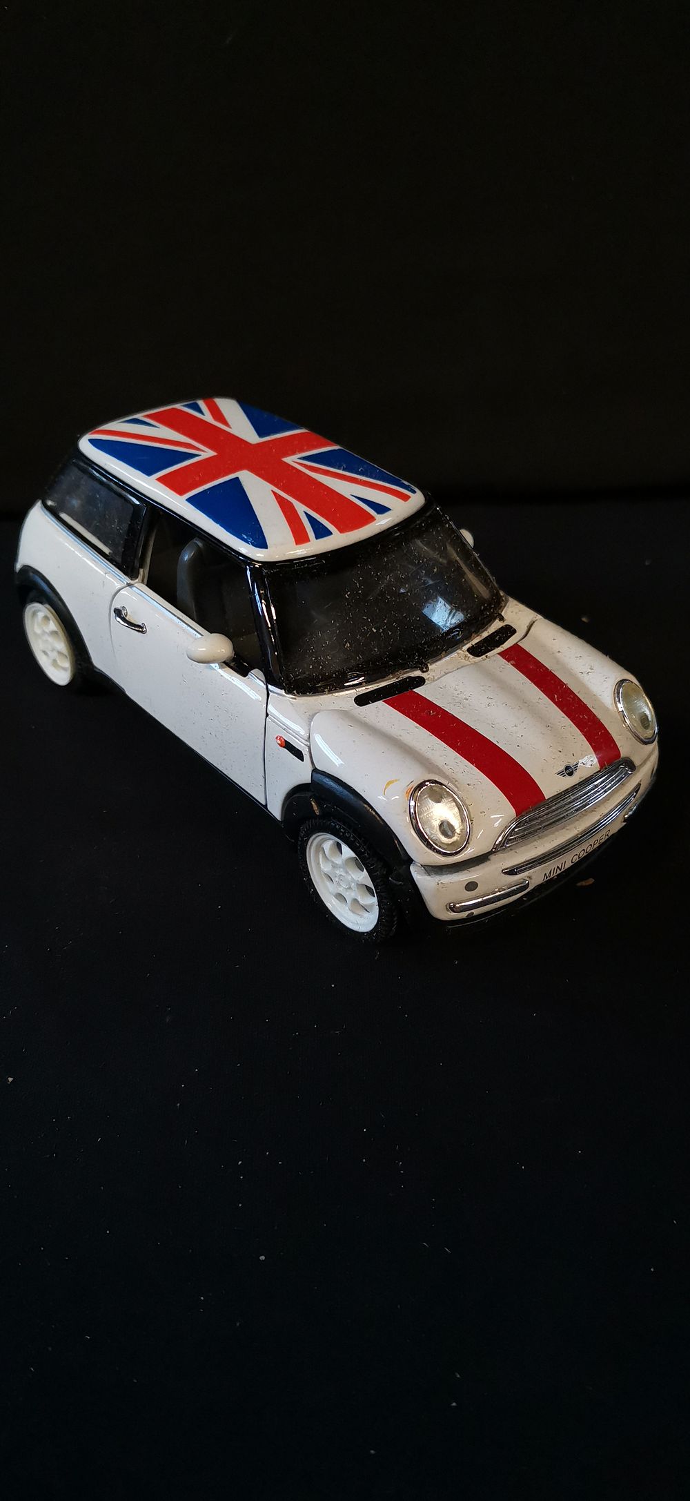 Lot 244: 1/24 Scale 2001 Mini Cooper SS 6711 Die-Cast Model Car