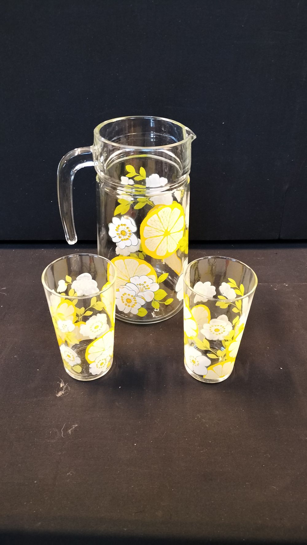 Lot 256: A Collection of Lemon and Floral Patterned Glassware