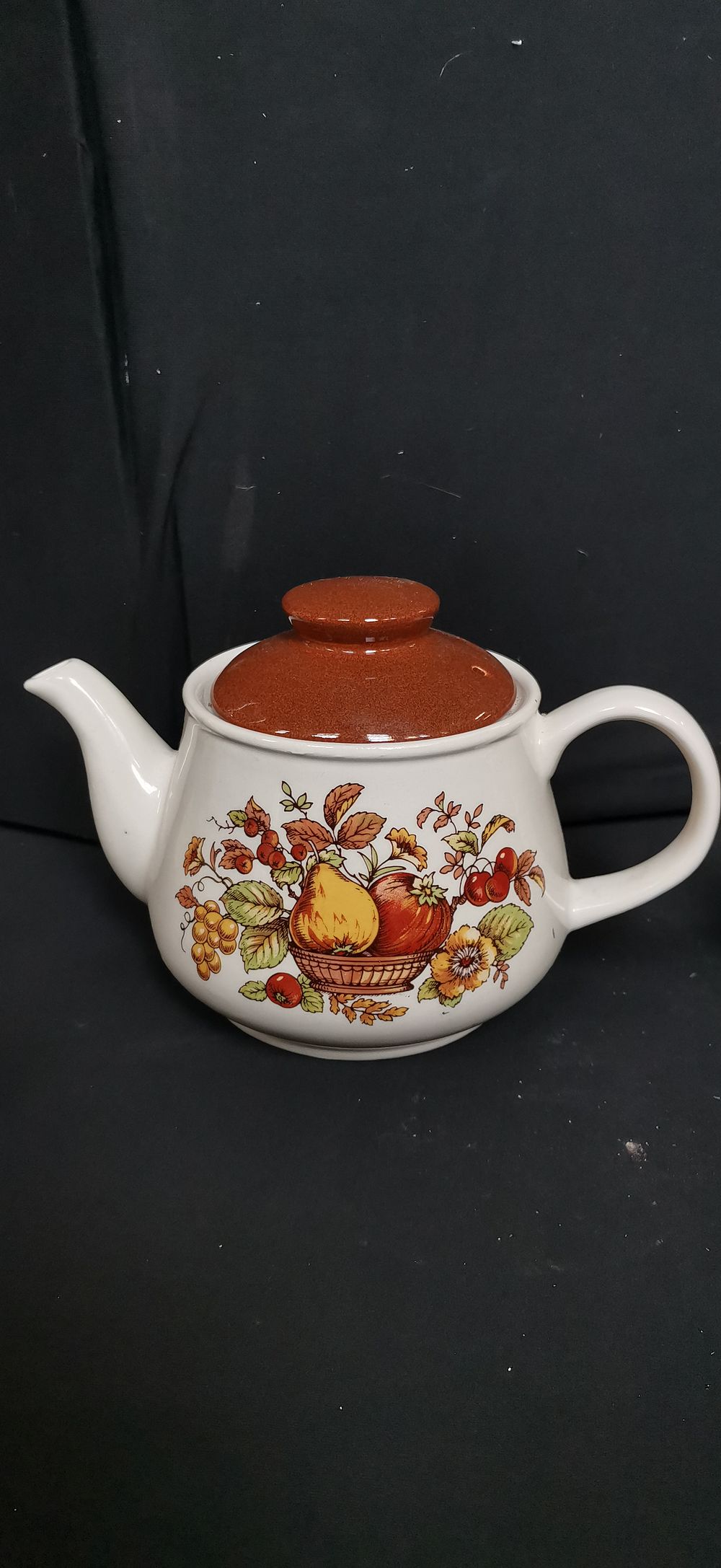 Lot 446: Sadler England ceramic teapot with autumnal fruit motif