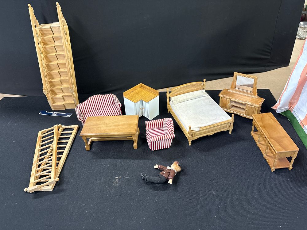 Lot 231: Quality Dolls House Furnishings and Miniature Figure, 1:12 Scale
