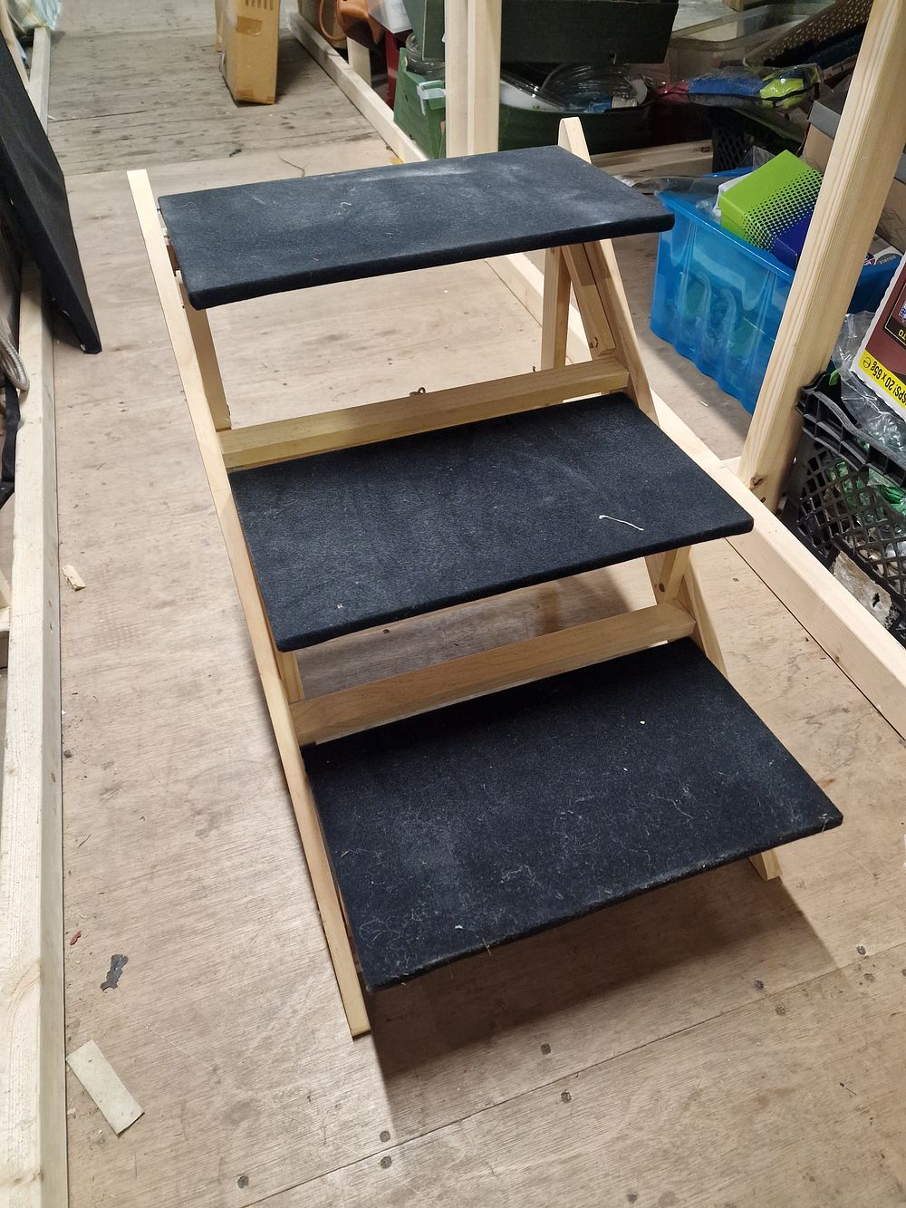 Lot 305: Contemporary Pine and Carpeted 2-in-1 Foldable Pet Stairs and Ramp