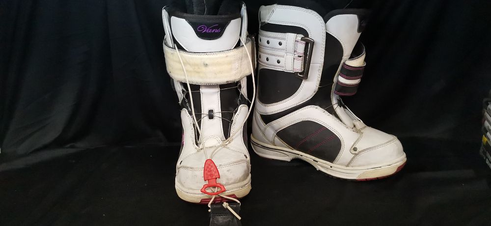 Lot 201: Pair of Vans Kira BOA Snowboard Boots Size UK 4.5