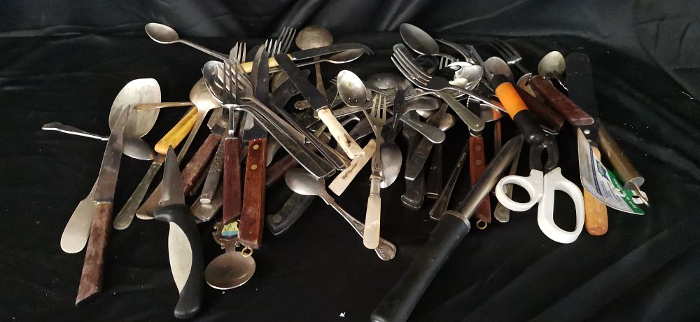 Lot 216: A Collection of Miscellaneous Cutlery and Kitchen Tools