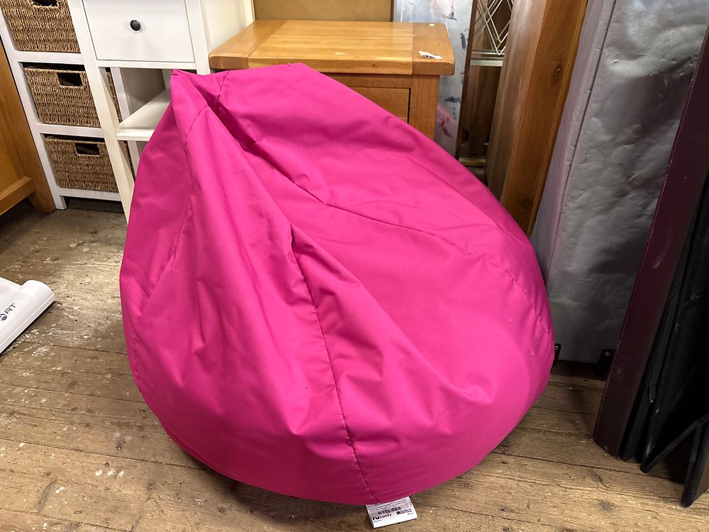 Lot 332: rucomfy Large Slouchbag Bean Bag Chair in Pink
