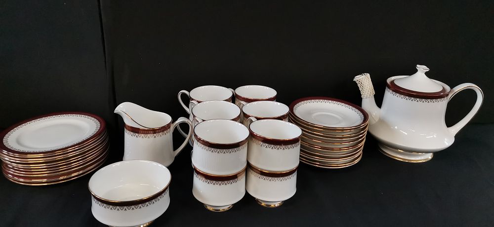 Lot 419: A Collection of Paragon Holyrood Pattern Fine Bone China