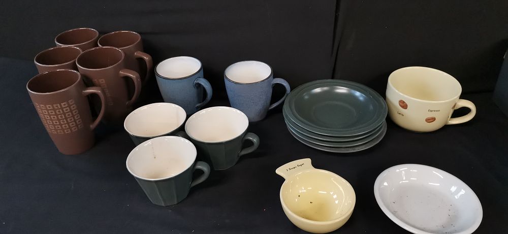 Lot 425: A Collection of Assorted Ceramic Tableware and Mugs