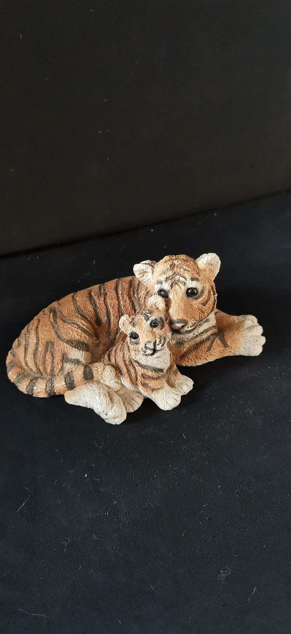 Lot 438: Resin Tigress and Cub Figurine