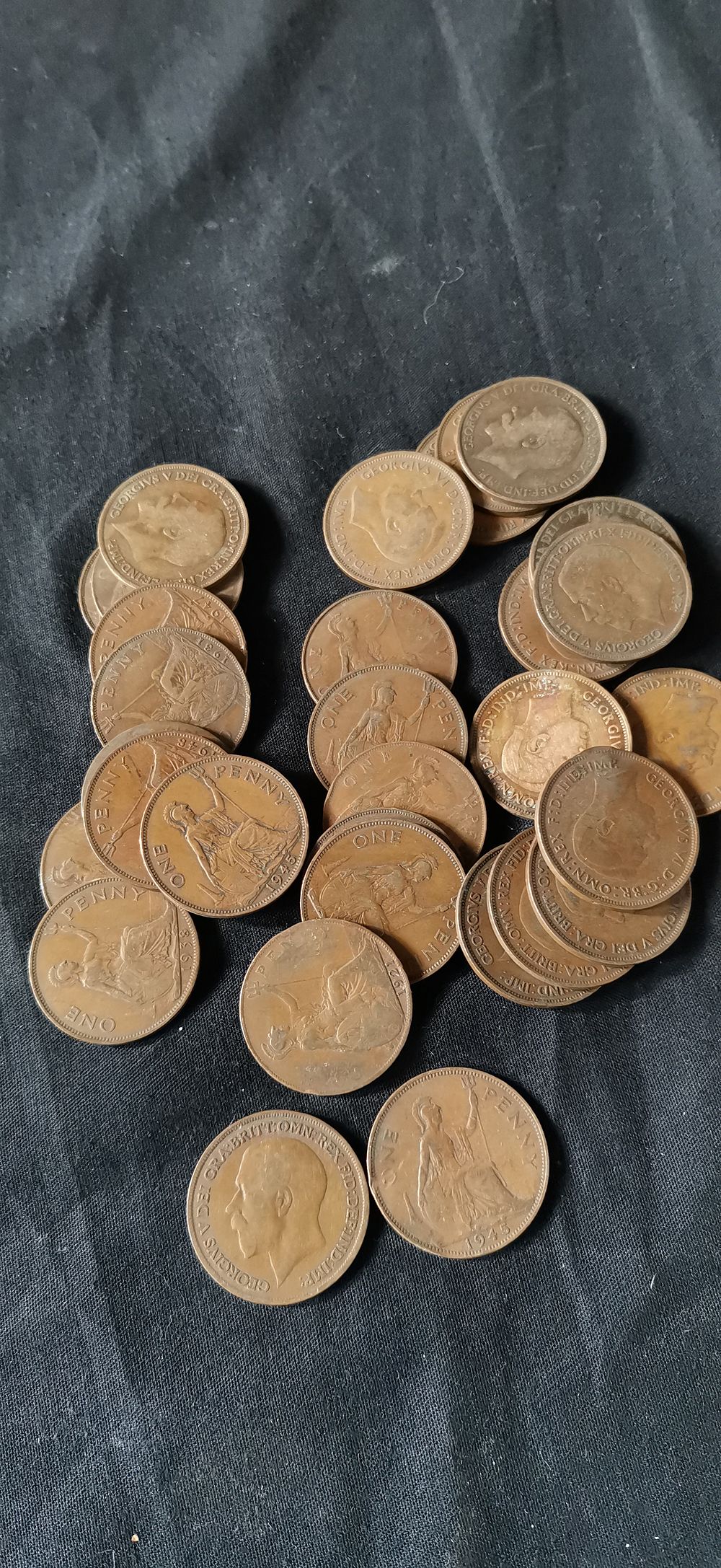 Lot 449: A Collection of 30 British Bronze One Penny Coins