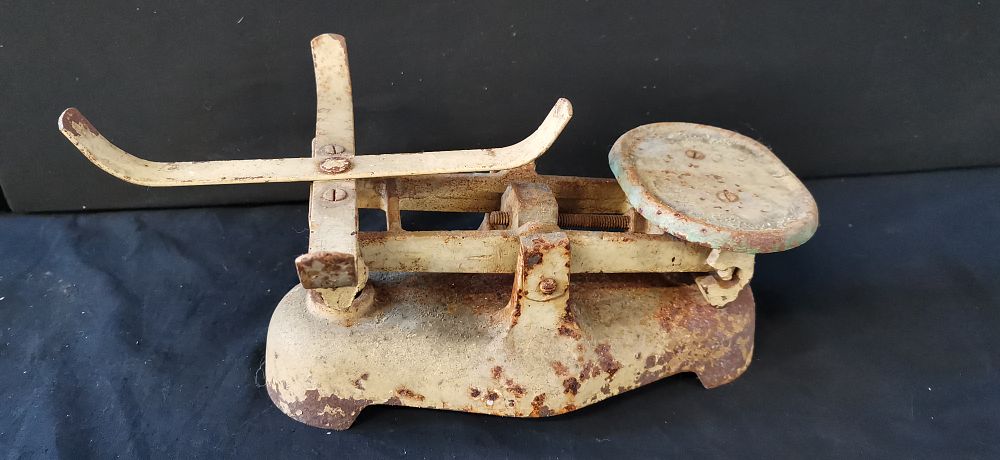 Lot 465: Vintage Cream Cast Iron Mechanical Balance Scale