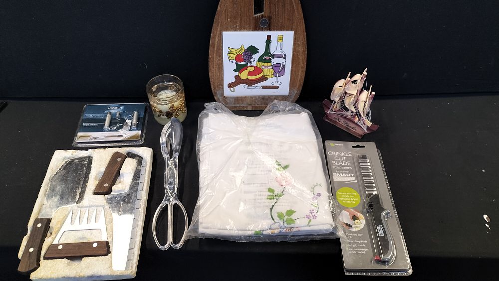 Lot 499: A Collection of Household and Decorative Items