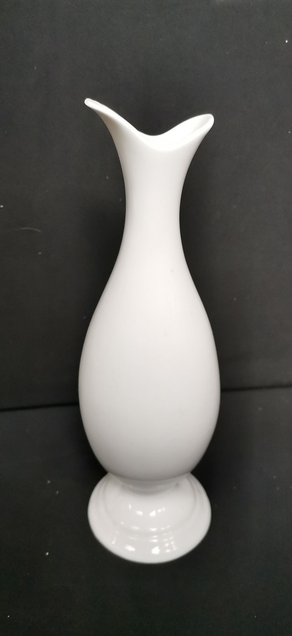 Lot 528: White Porcelain Bud Vase with Asymmetrical Rim