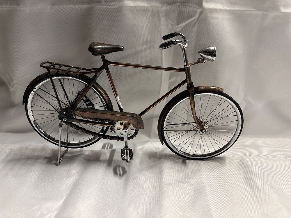 Lot 227: 1:6 Scale Diecast Model Retro Urban City Bicycle