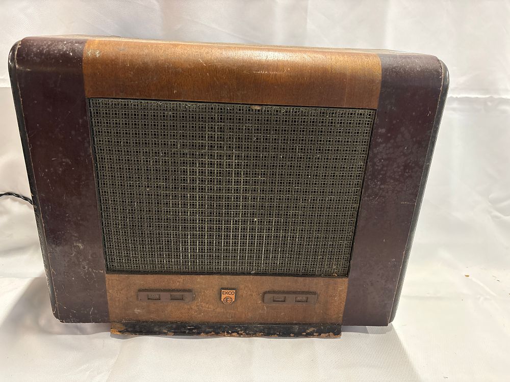 Lot 253: EKCO Model A.110 Tabletop Valve Radio