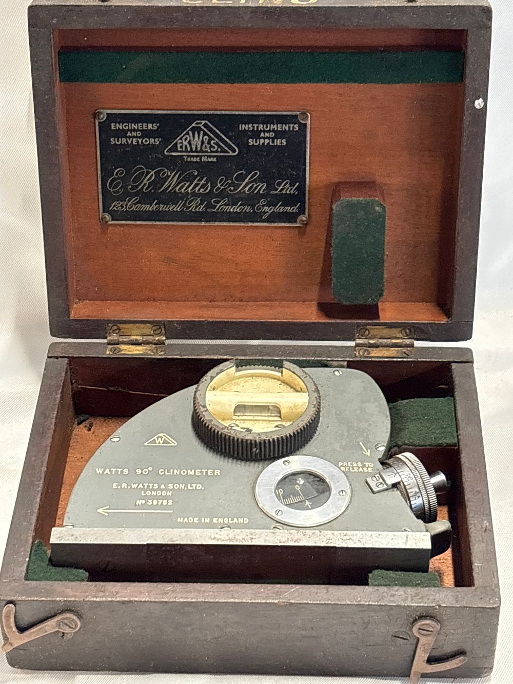Lot 255: E.R. Watts and Son Ltd 90 Degree Clinometer No 39752 in Original Case