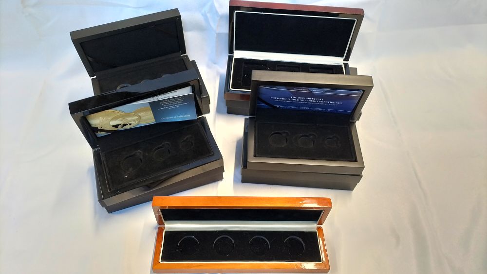 Lot 314: UK Hattons of London Gold Sovereign Presentation Boxes and Certificates