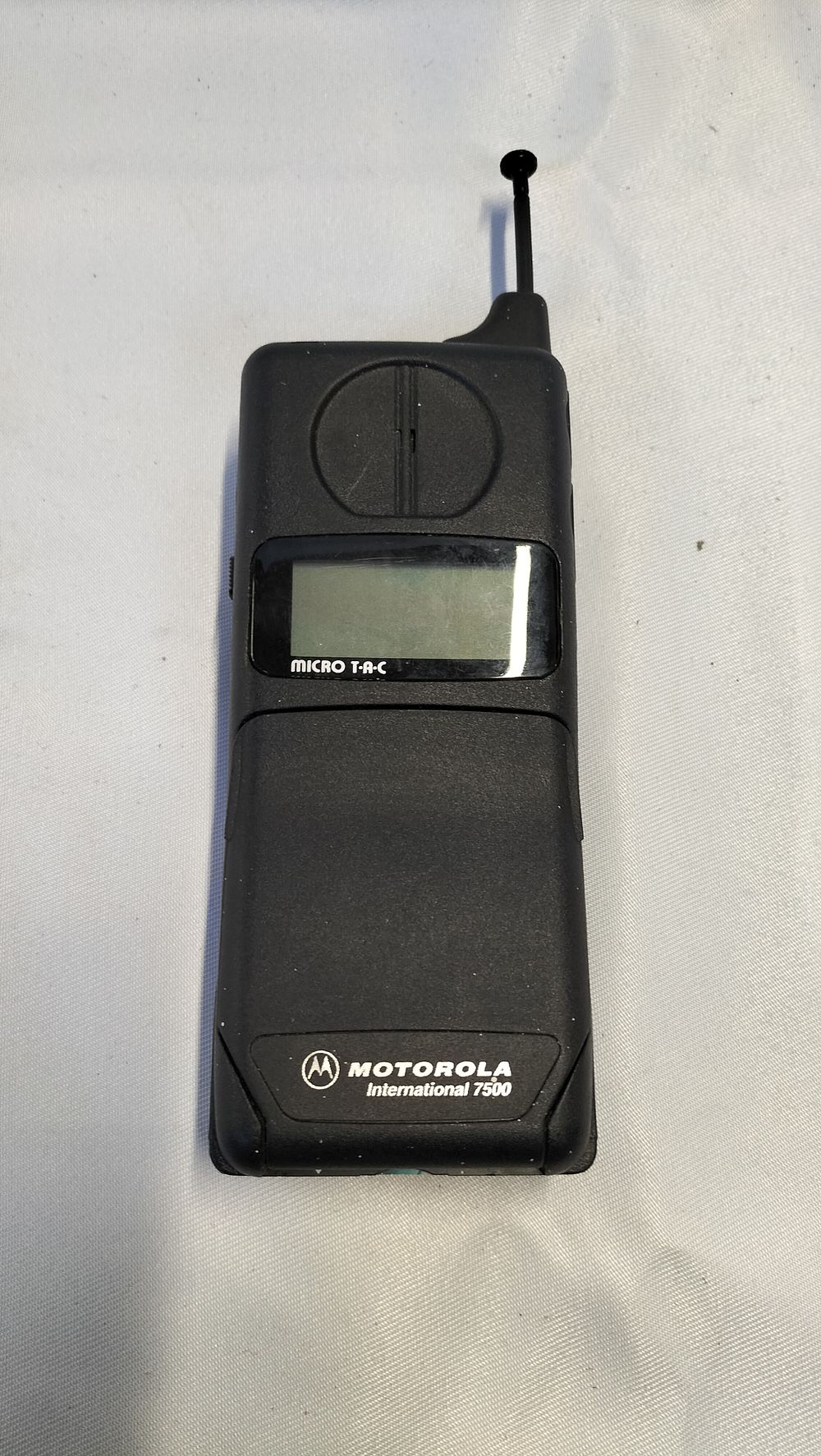Lot 319: Motorola International 7500 MicroTAC GSM Mobile Telephone