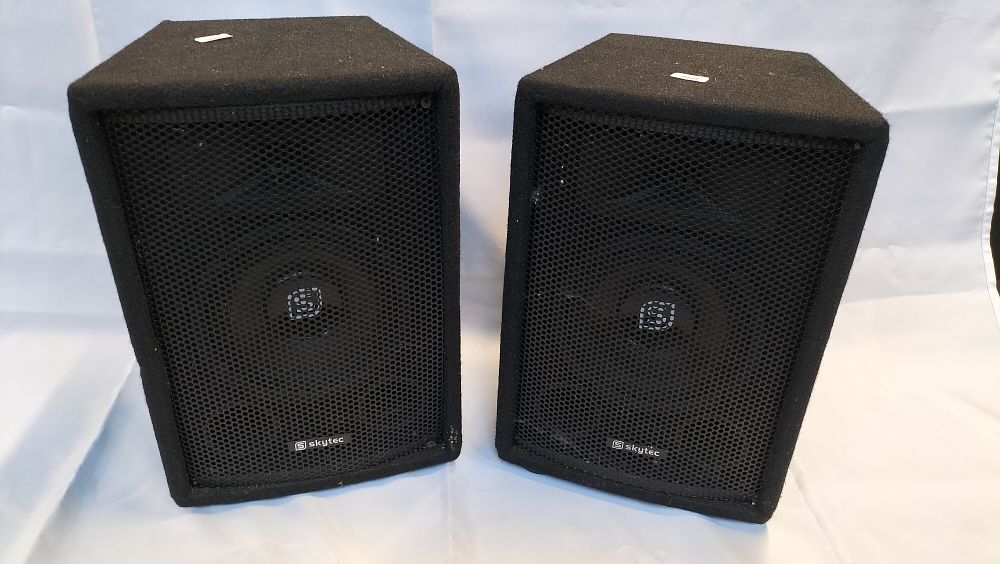 Lot 333: A Pair of Skytec SL6 250W PA Speakers