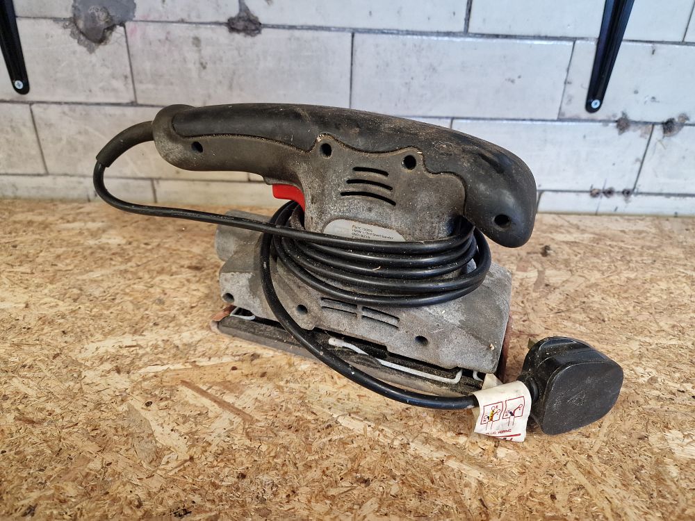 Lot 278: Electric 1/3 sheet orbital finishing sander, model EMTC150GS