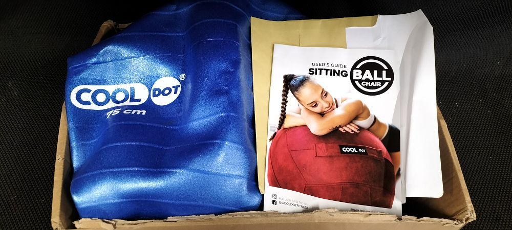 Lot 289: One blue COOL DOT 75 cm sitting ball chair