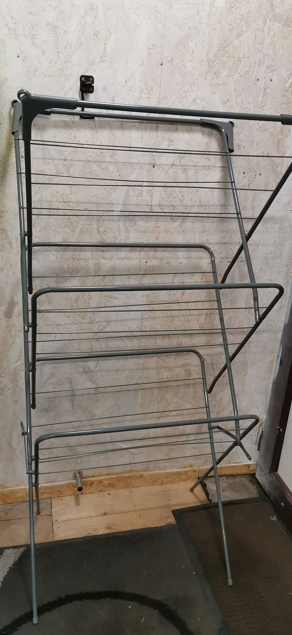 Lot 274: A Three-Tier Folding Metal Clothes Airer