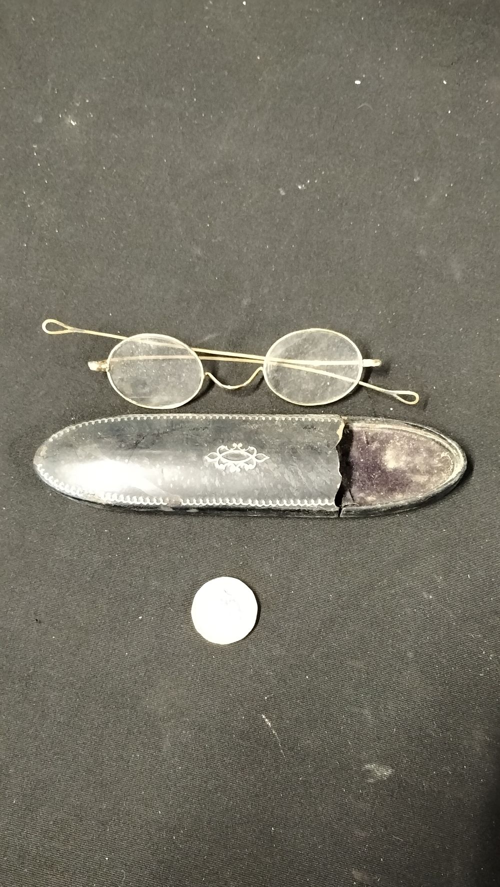 Lot 838: A Pair of Victorian Gold-Toned Wire-Rimmed Spectacles with Decorative Slipcase