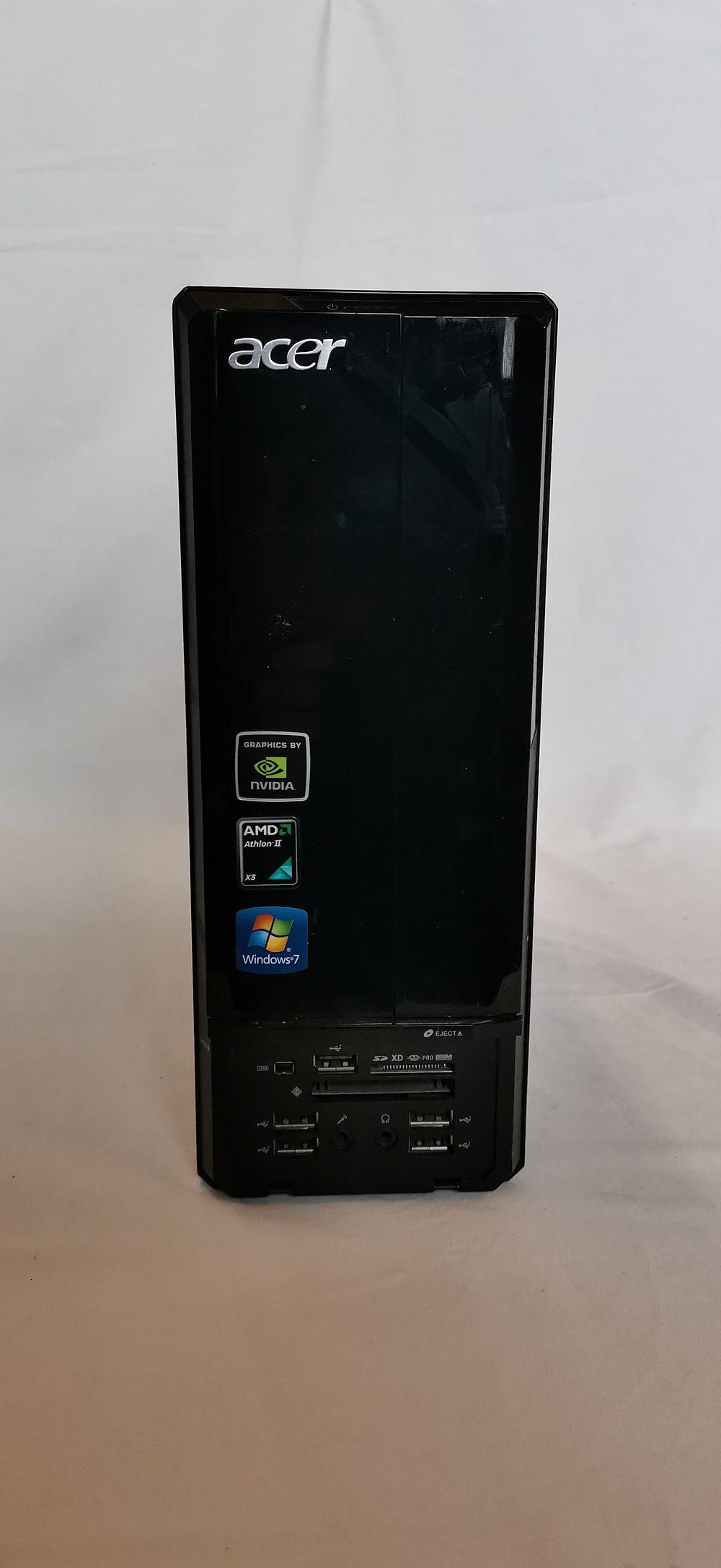 Lot 552: Acer Aspire X3300 Desktop PC,