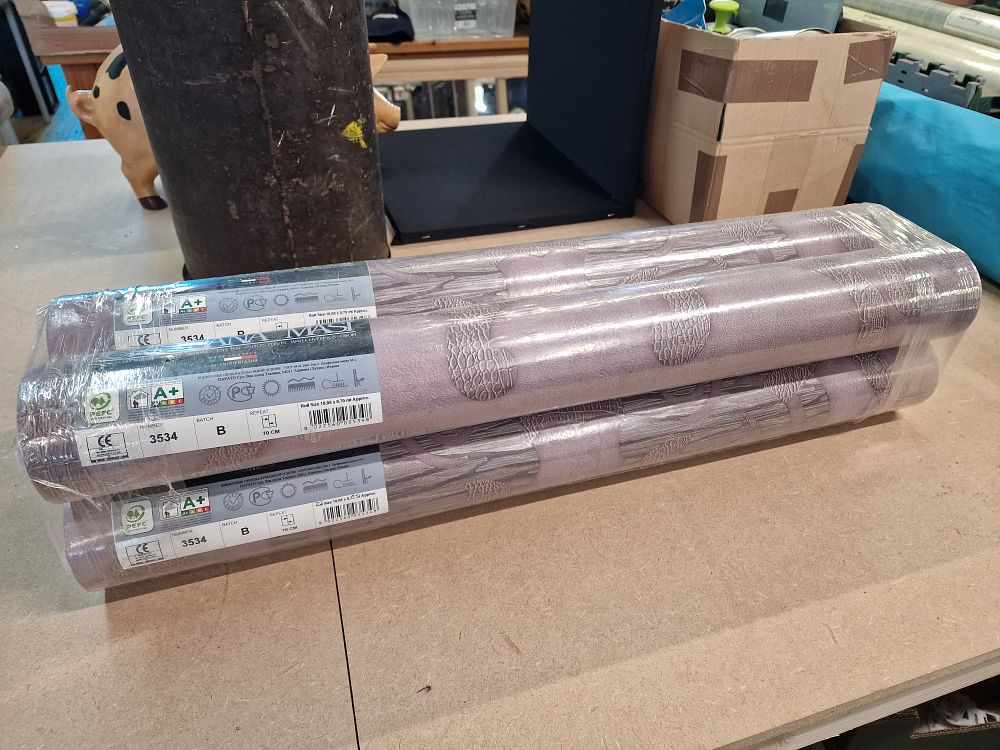 Lot 512: Four rolls of Cristiana Masi Italian vinyl wallpaper pattern 3534
