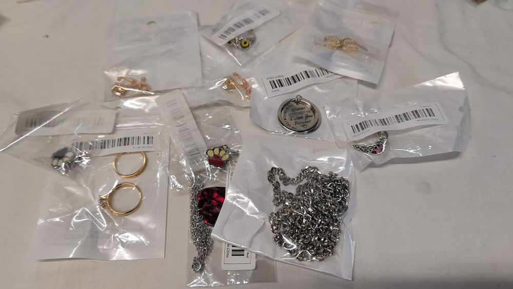 Lot 537: An Assortment of Contemporary Costume Jewellery