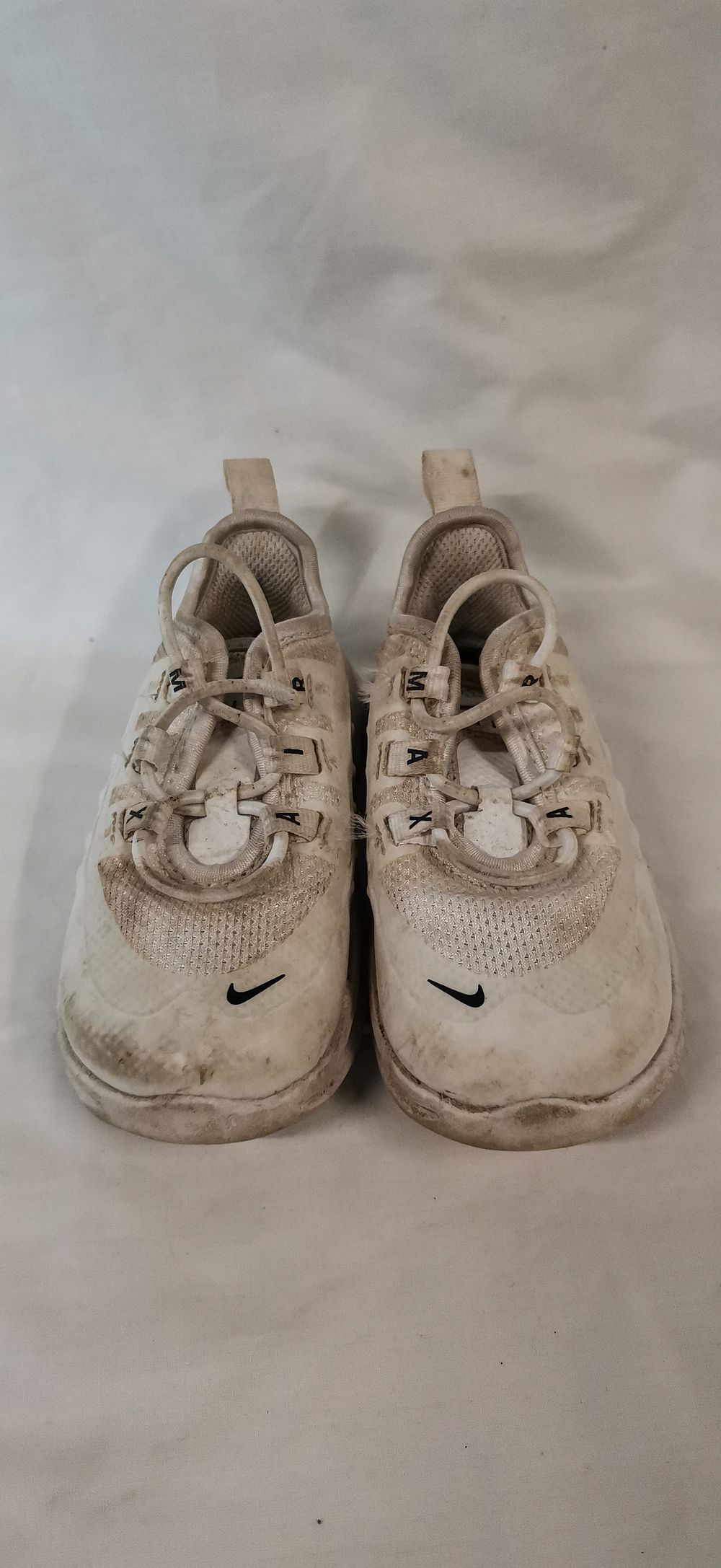 Lot 661: A Pair of Nike Air Max Axis Toddler Sneakers