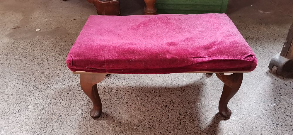 Lot 672: A Queen Anne Style Mahogany Stained Adjustable Music Stool. COLLECTION ONLY