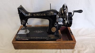 A Singer Model 99K Hand-Crank Sewing Machine, Serial No. EC980662. A Singer Model 99K hand-crank 