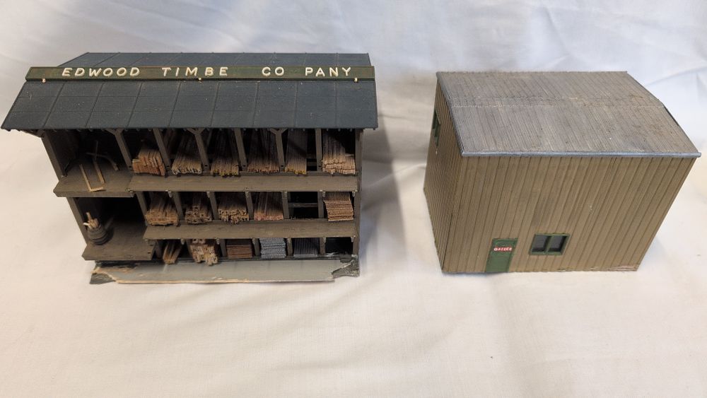 Lot 291: Atlas HO Scale Lumber Yard and Office Building Set
