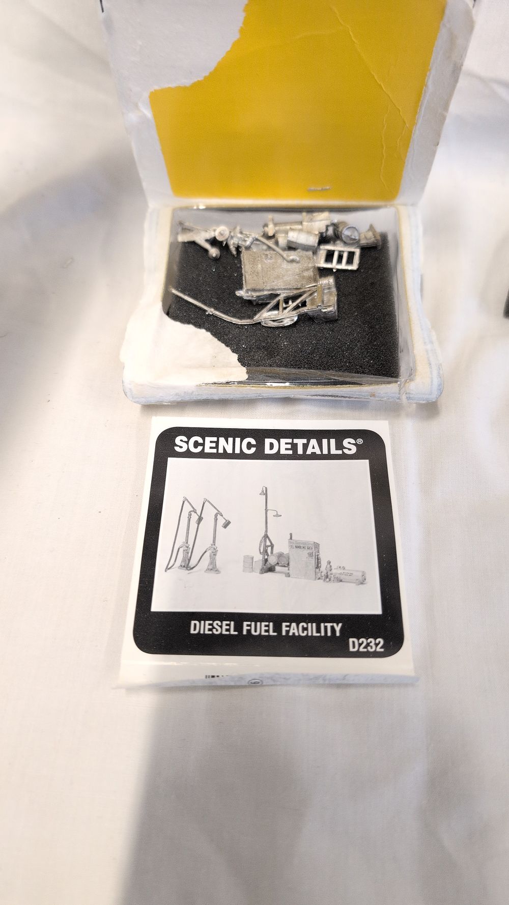 Lot 293: Woodland Scenics HO Scale Scenic Details Diesel Fuel Facility Kit D232