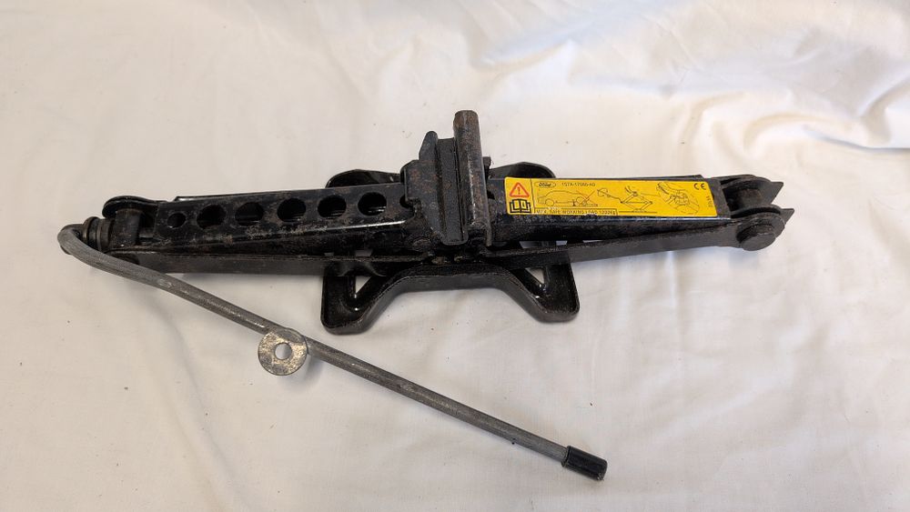 Lot 307: Ford Mondeo Mk3 Scissor Jack and Handle Part Number 1S7A-17080-AD