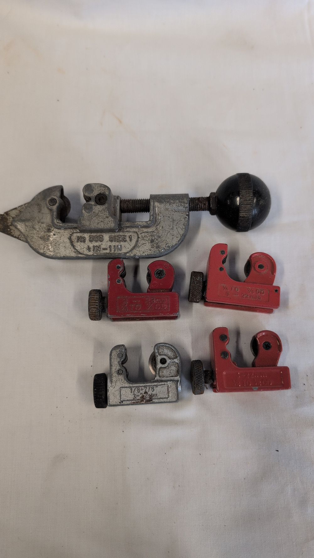 Lot 313: A Collection of Five Vintage Pipe and Tube Cutters