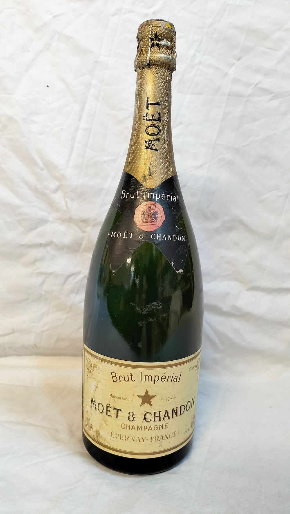 Lot 401: A Moet and Chandon Brut Imperial Magnum Sealed Empty Display Bottle