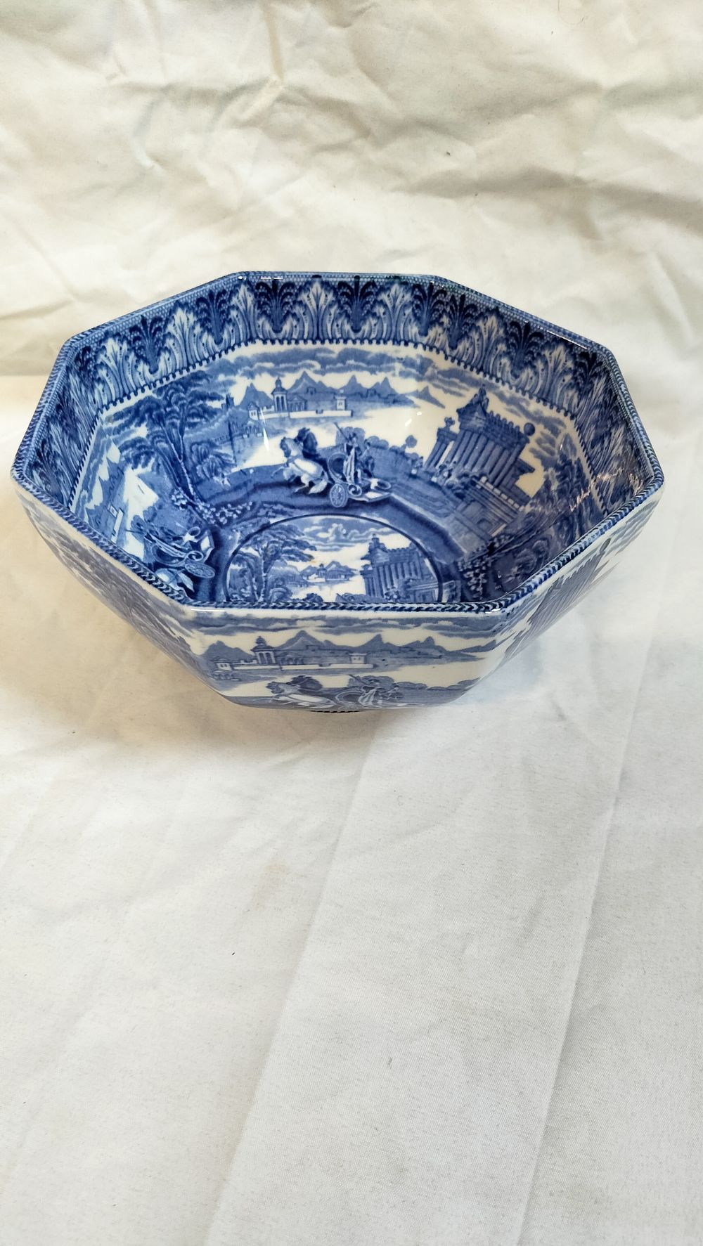 Lot 419: A Cauldon Blue and White Transfer-Printed Octagonal Bowl in the Italian Pattern
